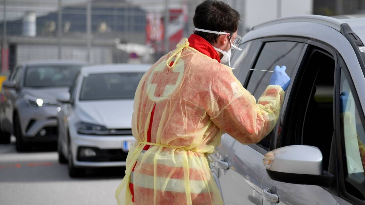 Die vier Drive-In-Stationen in Salzburg, wo Abstriche genommen werden, laufen auf Hochtouren. Die vier Drive-In-Stationen in Salzburg, wo Abstriche genommen werden, laufen auf Hochtouren.