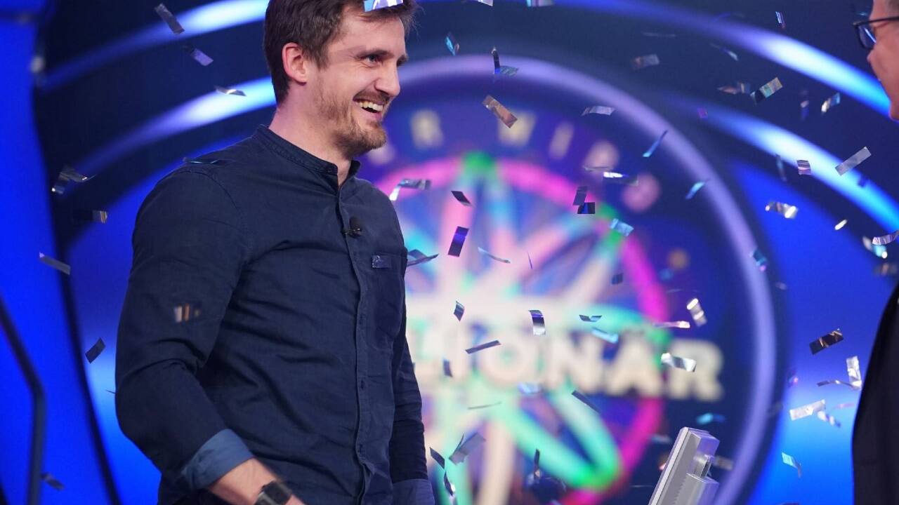 Der frisch gebackene Millionär Ronald Tenholte und Günther Jauch. 