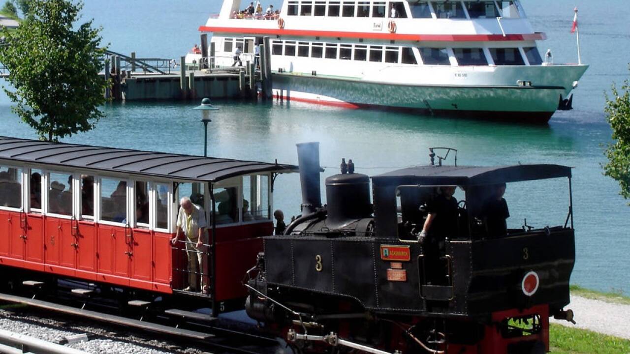 Die 130 Jahre alte Achenseebahn in Tirol ist europaweit einmalig: auf der 6,7 Kilometer langen Strecke überwindet sie mit den uralten Dampfloks in 45 Minuten 400 Höhenmeter.  
