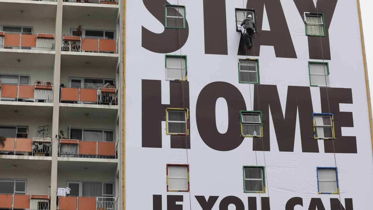Weltweit sind die Appelle gleich: Bleibt wenn immer möglich zu Hause – hier auf einem riesigen Transparent in Kapstadt. 