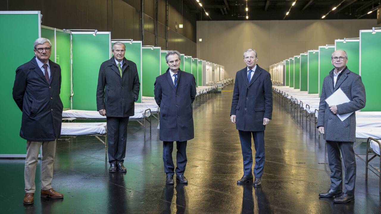 Seit Mittwoch ist das Messezentrum als Corona-Zusatzspital für 700 Patienten einsatzbereit. Beim Lokalaugenschein (von links): Stadtchef Harald Preuner, SALK-Chef Paul Sungler, Primar Richard Greil, Landeshauptmann Wilfried Haslauer und Gesundheitsreferent Christian Stöckl.  