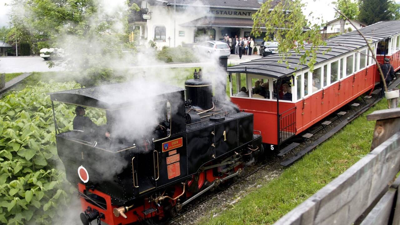 Die 130 Jahre alte Achenseebahn in Tirol ist europaweit einmalig: auf der 6,7 Kilometer langen Strecke überwindet sie mit den uralten Dampfloks in 45 Minuten 400 Höhenmeter.  