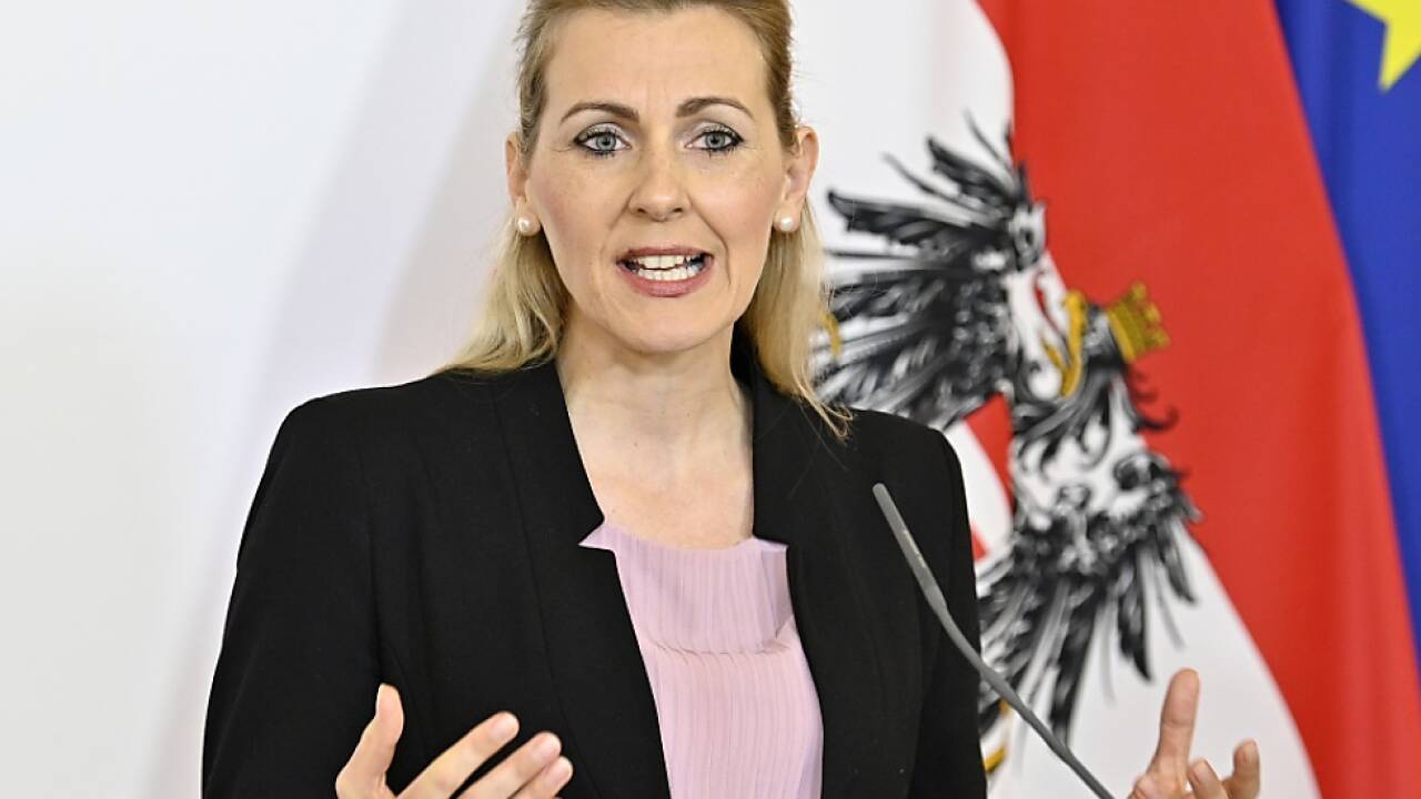 Aschbacher verwies auf dringenden Bedarf Erntehelfern 