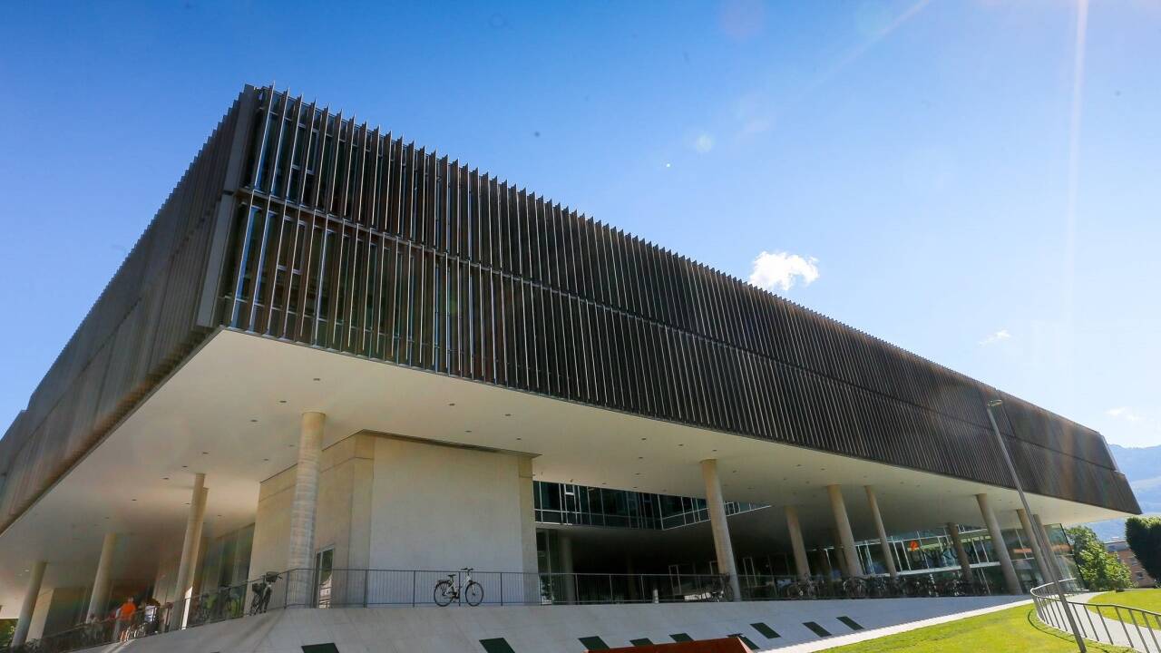 Schließt die Uni im Sommer auf, damit die Studierenden das Semester abschließen können?  Schließt die Uni im Sommer auf, damit die Studierenden das Semester abschließen können?