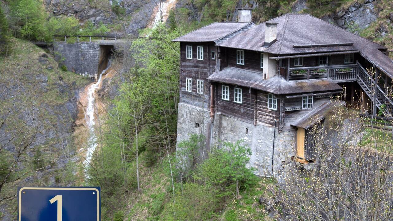 Die Alte Wacht am Eingang des Großarltals gehört dem Nationalparkverein Hüttschlag. Derzeit wird sie privat genutzt. Die Alte Wacht am Eingang des Großarltals gehört dem Nationalparkverein Hüttschlag. Derzeit wird sie privat genutzt.