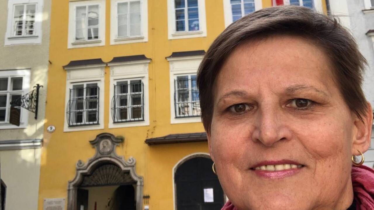 Museumsdirektoren Gabriele Ramsauer vor dem Mozarts Geburtshaus in der Getreidegasse.  