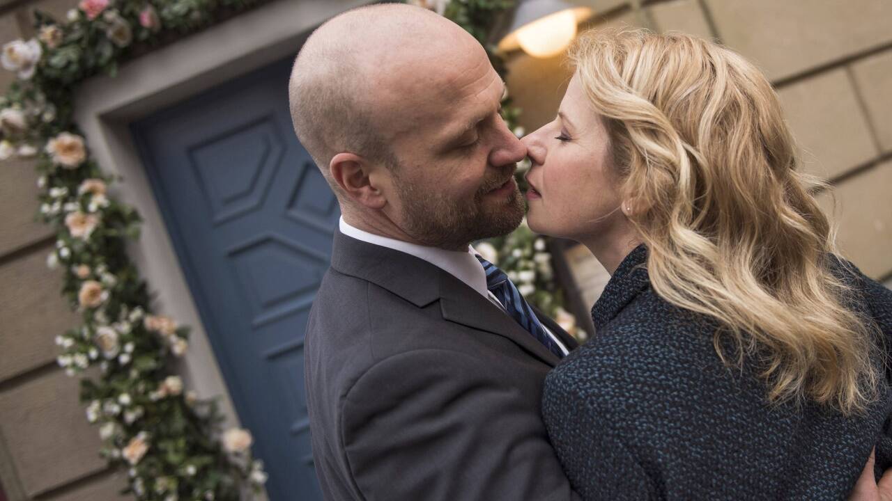 Alte und neue Liebe: Klaus Beimer (Moritz A. Sachs) und Nina (Jacqueline Svilarov) in der 1758. und letzten Folge der „Lindenstraße“. Alte und neue Liebe: Klaus Beimer (Moritz A. Sachs) und Nina (Jacqueline Svilarov) in der 1758. und letzten Folge der „Lindenstraße“.