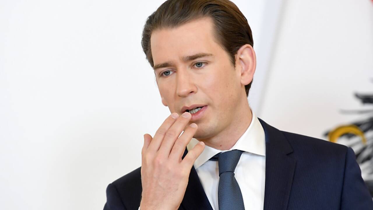 Kurz hat bald statt seiner Hand eine Maske vor dem Mund 