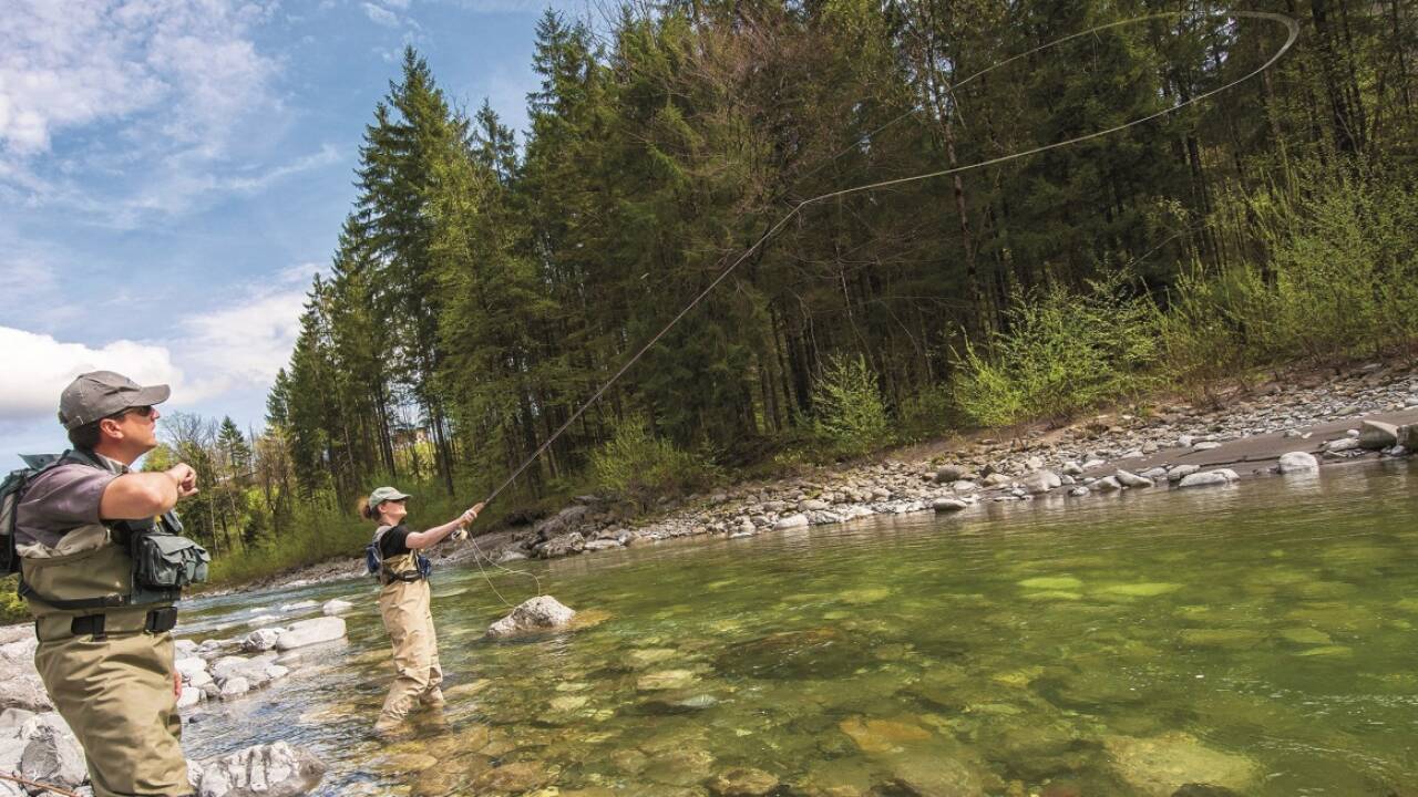 Beim Fliegenfischen können verschiedene Wurftechniken zum Einsatz kommen. michael Namberger/Bregenzer wald Tourismus 