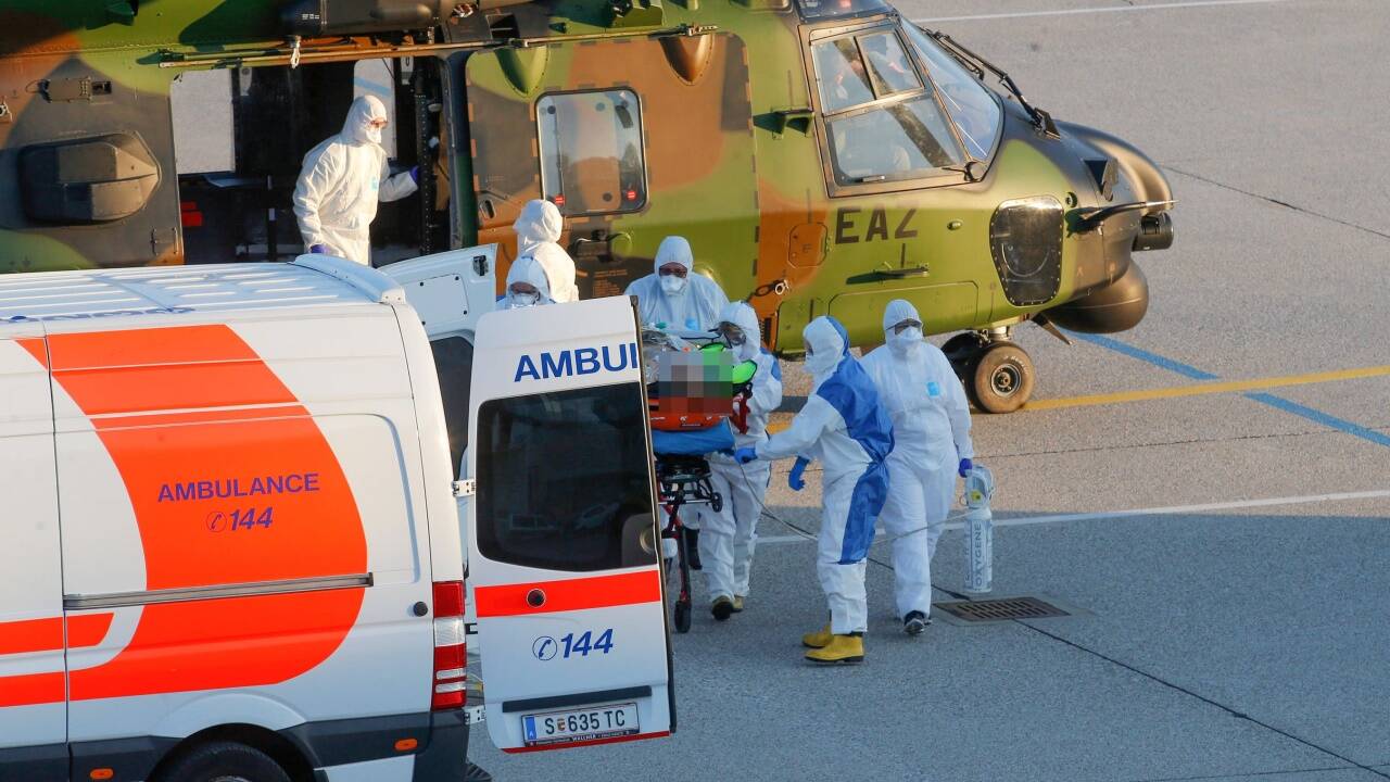 Das Rote Kreuz Salzburg übernahm die beiden Patienten mit einem Notarzt und Infektionstransport am Flughafen Salzburg. Sie wurden ins Covid-Haus in das Uniklinikum Salzburg überstellt.  