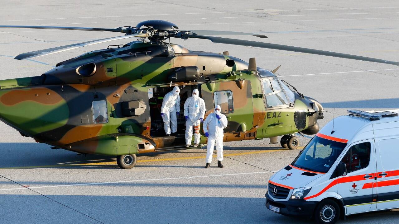 Das Rote Kreuz Salzburg übernahm die beiden Patienten mit einem Notarzt und Infektionstransport am Flughafen Salzburg.  