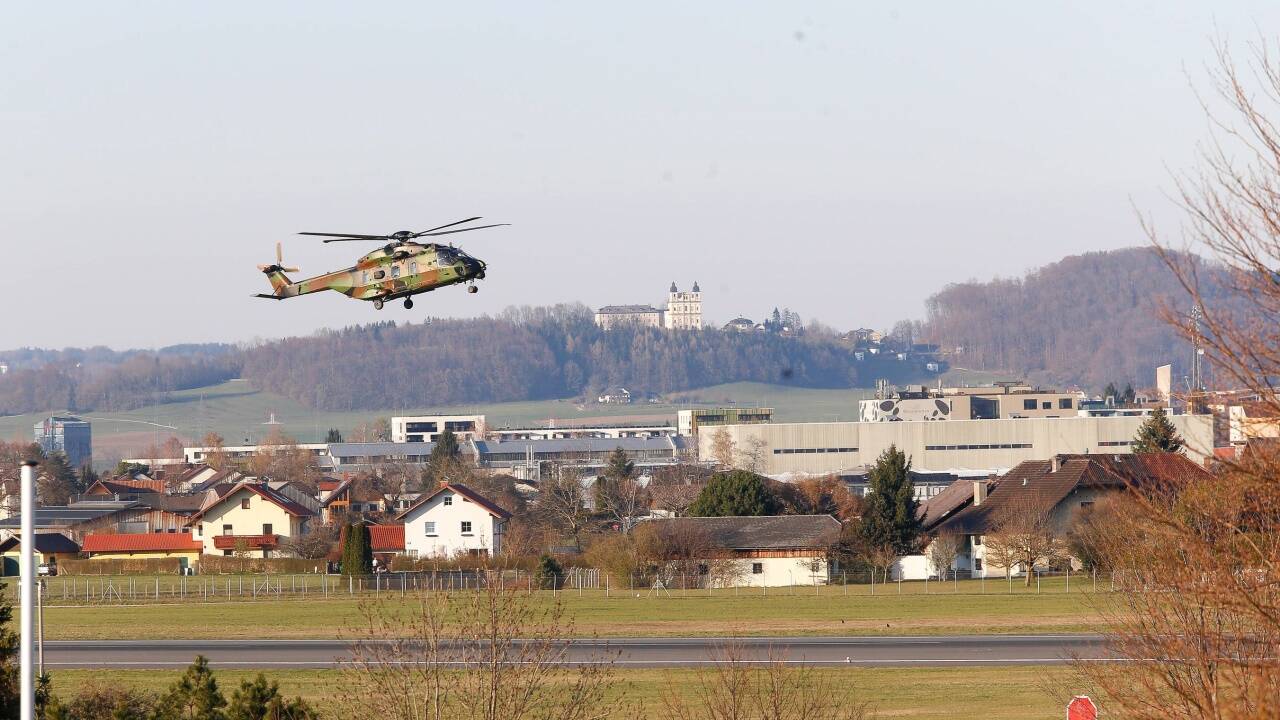 Anflug des Militärhubschraubers aus Metz (Frankreich) auf Salzburg.  