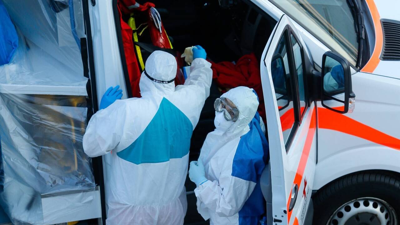 Das Rote Kreuz Salzburg übernahm die beiden Patienten mit einem Notarzt und Infektionstransport am Flughafen Salzburg.  