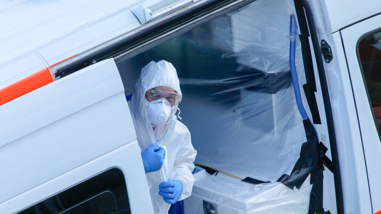 Das Rote Kreuz Salzburg übernahm die beiden Patienten mit einem Notarzt und Infektionstransport am Flughafen Salzburg.  