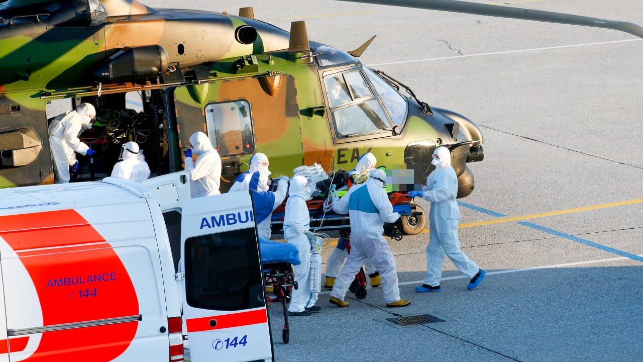 Das Rote Kreuz Salzburg übernahm die beiden Patienten mit einem Notarzt und Infektionstransport am Flughafen Salzburg.  