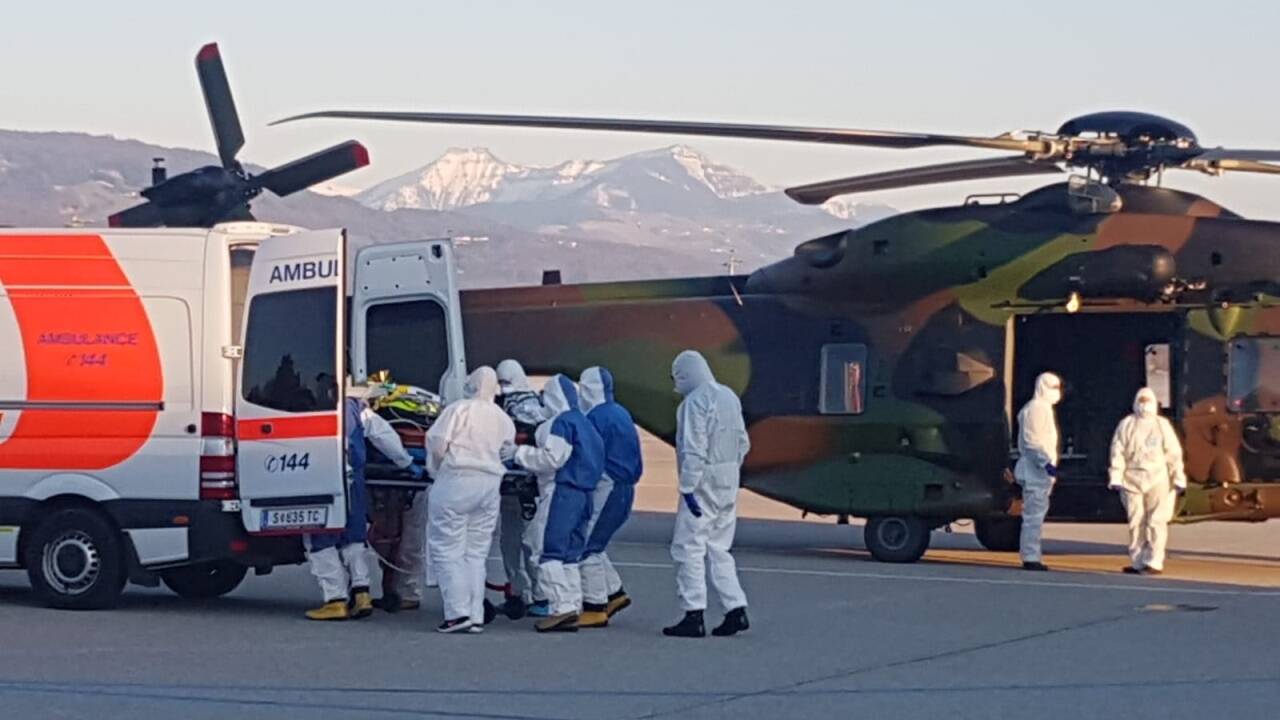 Bilder direkt vom Rollfeld: Das Rote Kreuz Salzburg übernahm die beiden Patienten mit einem Notarzt und Infektionstransport am Flughafen Salzburg.  