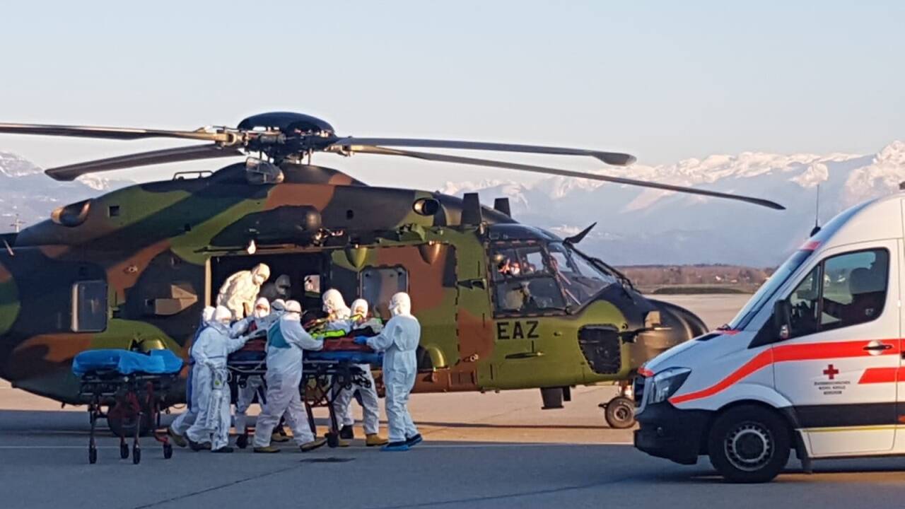 Bilder direkt vom Rollfeld: Das Rote Kreuz Salzburg übernahm die beiden Patienten mit einem Notarzt und Infektionstransport am Flughafen Salzburg.  