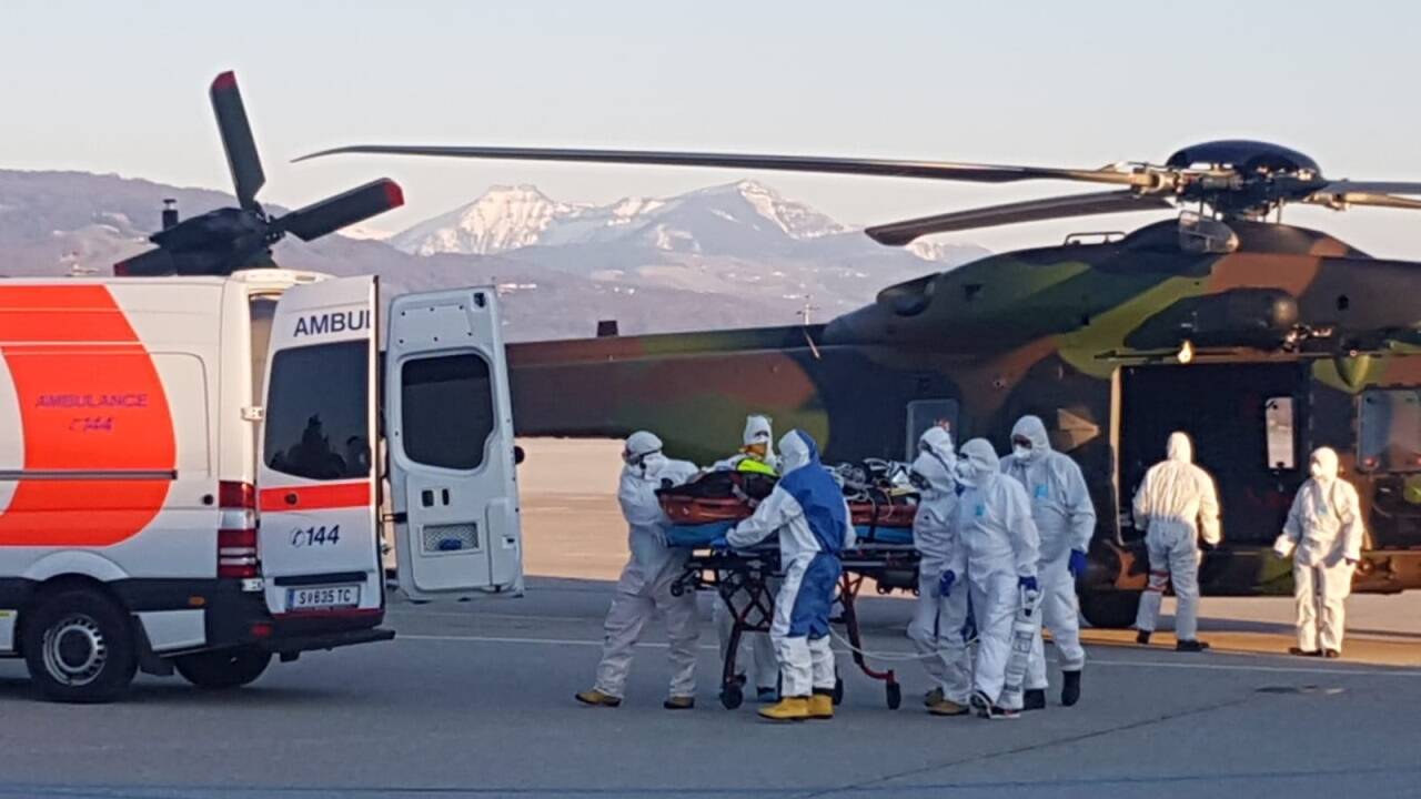 Bilder direkt vom Rollfeld: Das Rote Kreuz Salzburg übernahm die beiden Patienten mit einem Notarzt und Infektionstransport am Flughafen Salzburg.  