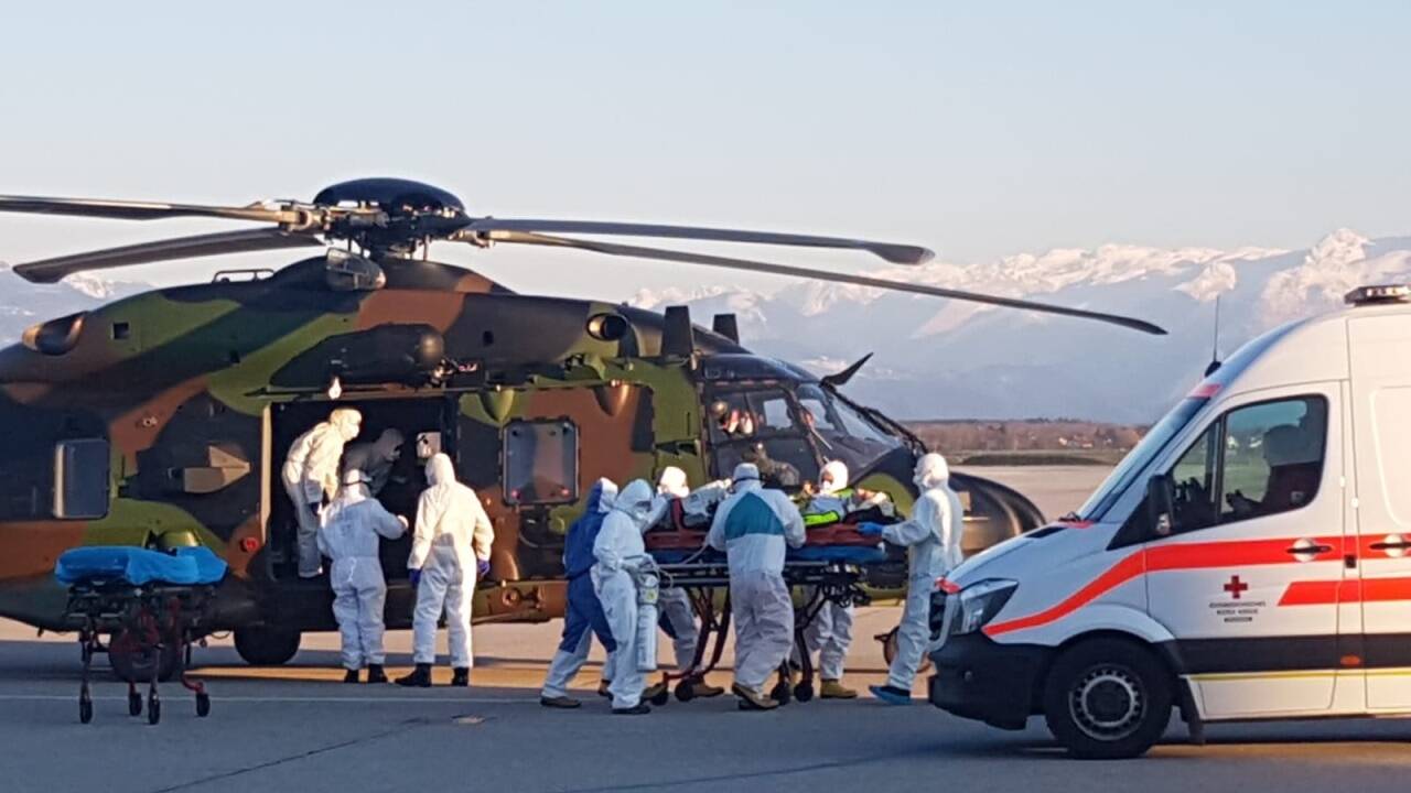 Bilder direkt vom Rollfeld: Das Rote Kreuz Salzburg übernahm die beiden Patienten mit einem Notarzt und Infektionstransport am Flughafen Salzburg.  