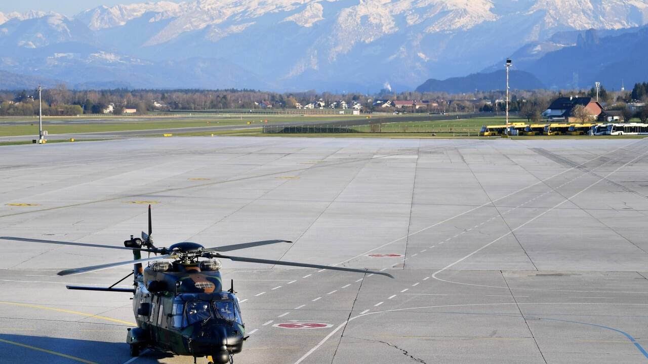 Mit einem Transporthubschrauber der französischen Armee sind am Mittwoch zwei Intensiv-Patienten aus Metz auf dem Salzburger Flughafen eingetroffen. 