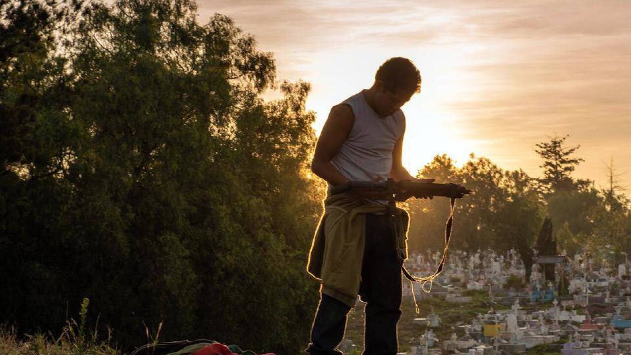 Das Gewehr, das Miguel einem mexikanischen Polizisten abgenommen hat, stammt von der deutschen Firma HSW. Das Gewehr, das Miguel einem mexikanischen Polizisten abgenommen hat, stammt von der deutschen Firma HSW.