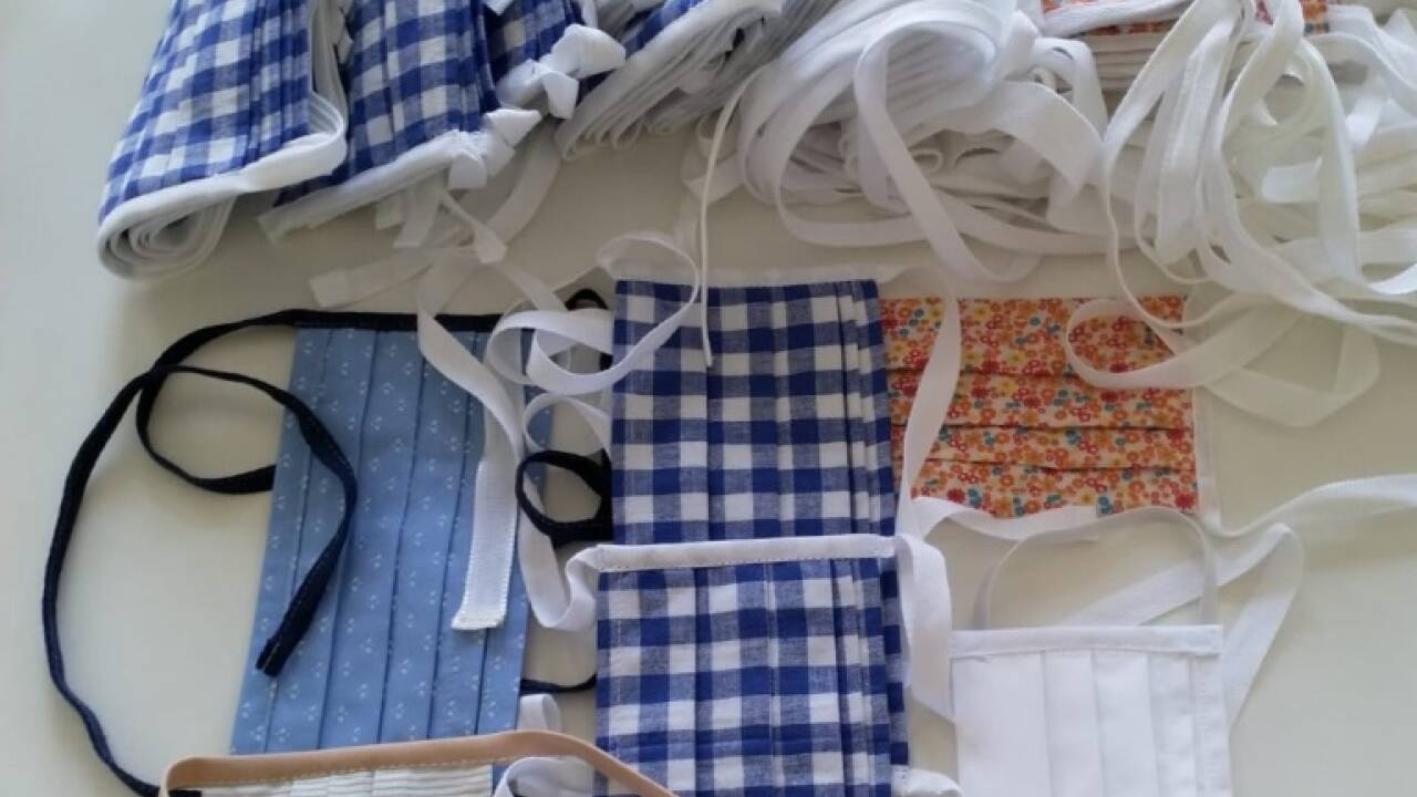 Frisch genähte, kochfeste Masken aus Werkstätten der Österreichischen Bundestheater. 