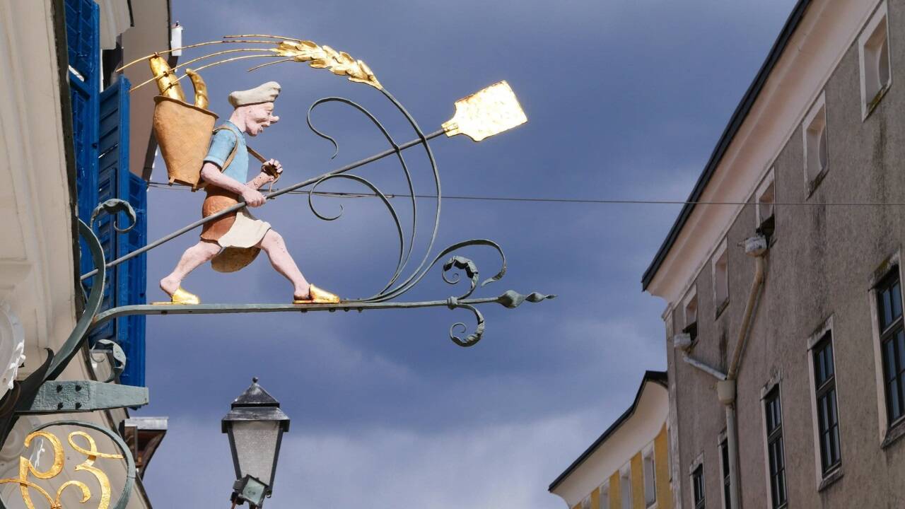 Die goldene Schaufel des Brotschubers glänzt im Sonnenlicht.  