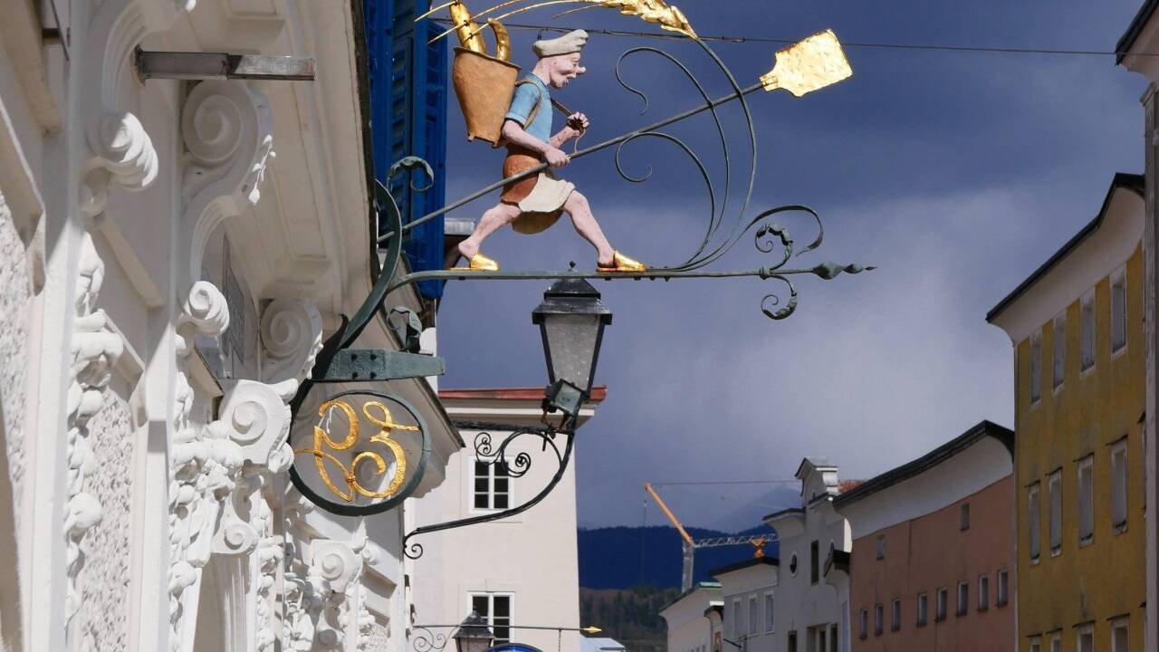 Die goldene Schaufel des Brotschubers glänzt im Sonnenlicht.  