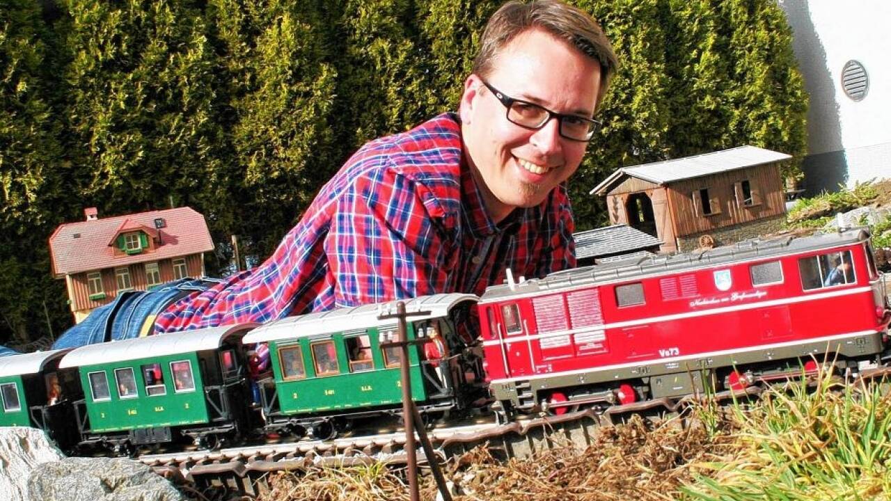Thomas Oberkalmsteiner: „Die Eisenbahn-Passion liegt bei mir in den Genen. Mein Opa war Fahrdienstleiter und der Onkel Lokführer.“ Thomas Oberkalmsteiner: „Die Eisenbahn-Passion liegt bei mir in den Genen. Mein Opa war Fahrdienstleiter und der Onkel Lokführer.“