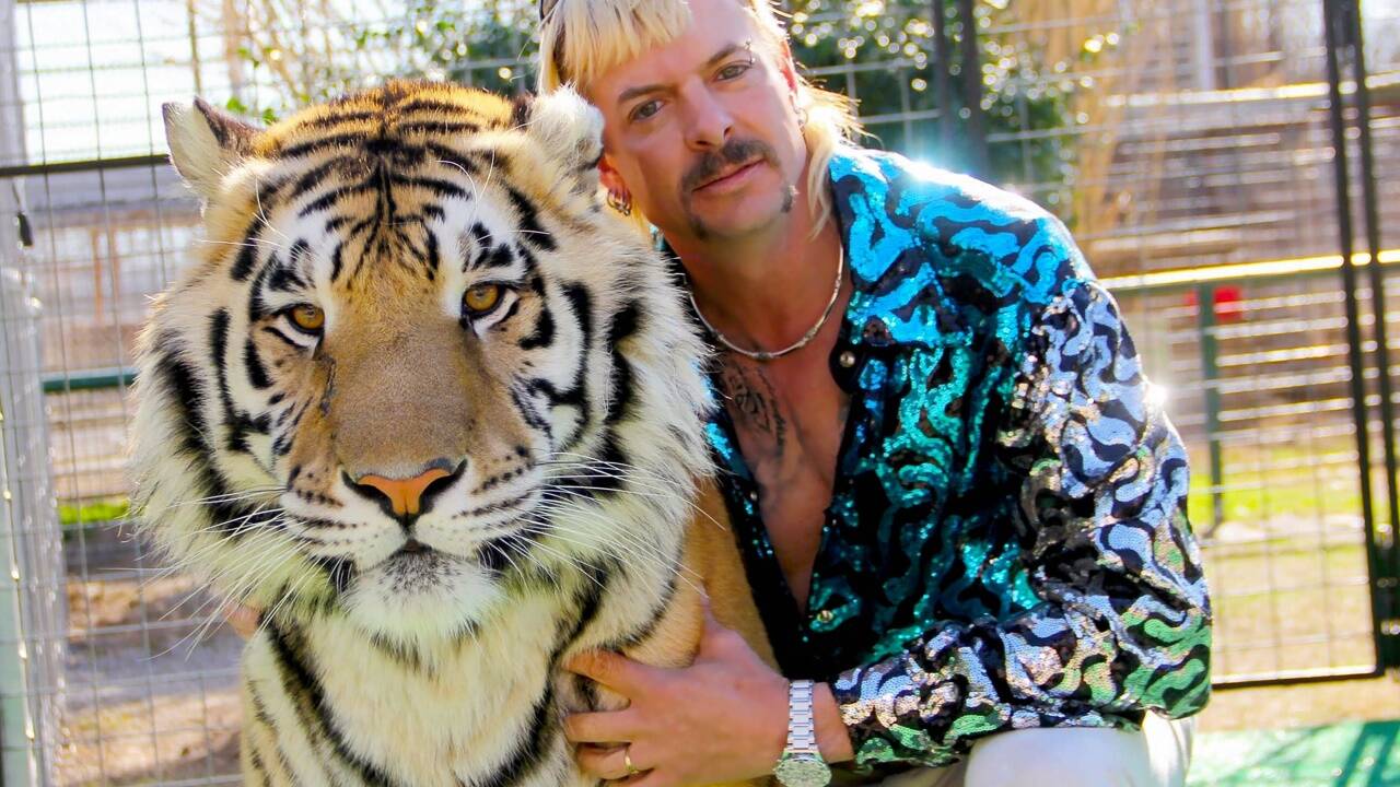 Der Privatzoobesitzer, der sich Joe Exotic nennt, mit einem seiner 227 Tiger. Der Privatzoobesitzer, der sich Joe Exotic nennt, mit einem seiner 227 Tiger.