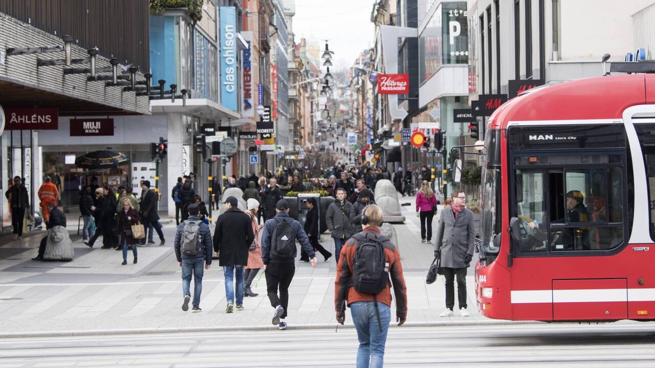 Die Drottninggatan in Stockholm am 1. April: Schweden geht mit der Coronakrise deutlich anders um als der Rest Europas. Die Drottninggatan in Stockholm am 1. April: Schweden geht mit der Coronakrise deutlich anders um als der Rest Europas.