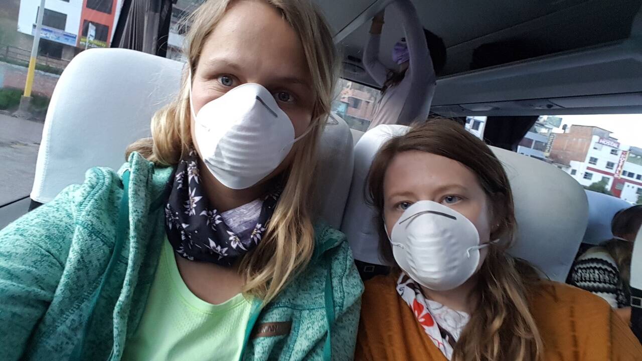 Magdalena (28) und Michaela (27) aus Bergheim auf ihrer 26-stündigen Busfahrt von Cusco nach Lima. Magdalena (28) und Michaela (27) aus Bergheim auf ihrer 26-stündigen Busfahrt von Cusco nach Lima.