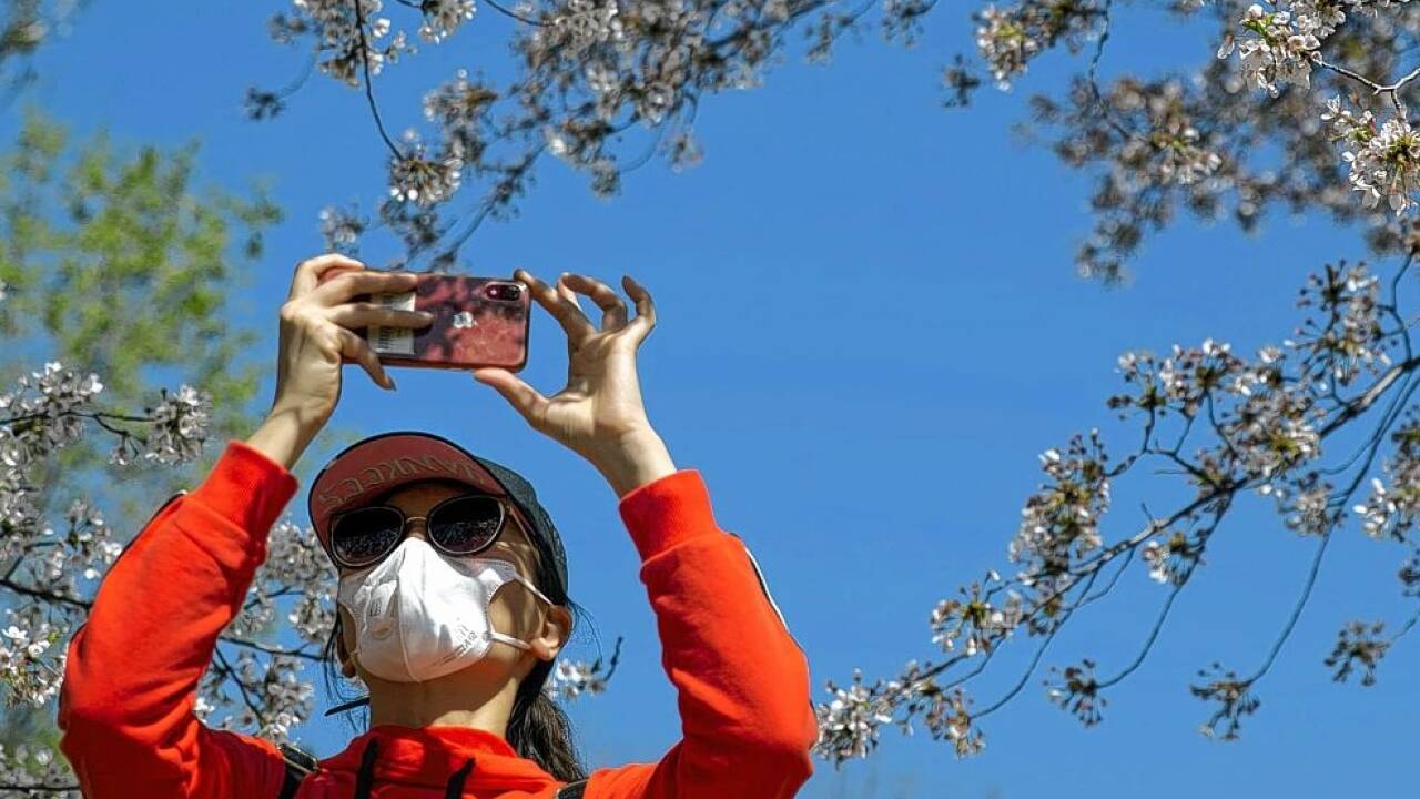 Seit vergangener Woche können die Pekinger wieder in Parkanlagen gehen und dort die Sonne genießen. In der Hauptstadt wurden die Parks wieder eröffnet, nachdem die Corona-Neuinfektionen stark zurückgingen. 