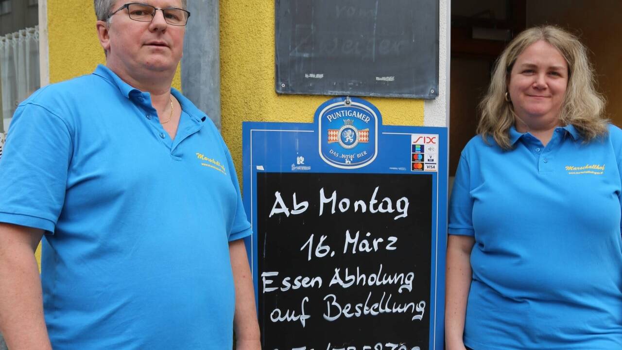 Johannes und Manuela Koch vor ihrem Marschallhof. 