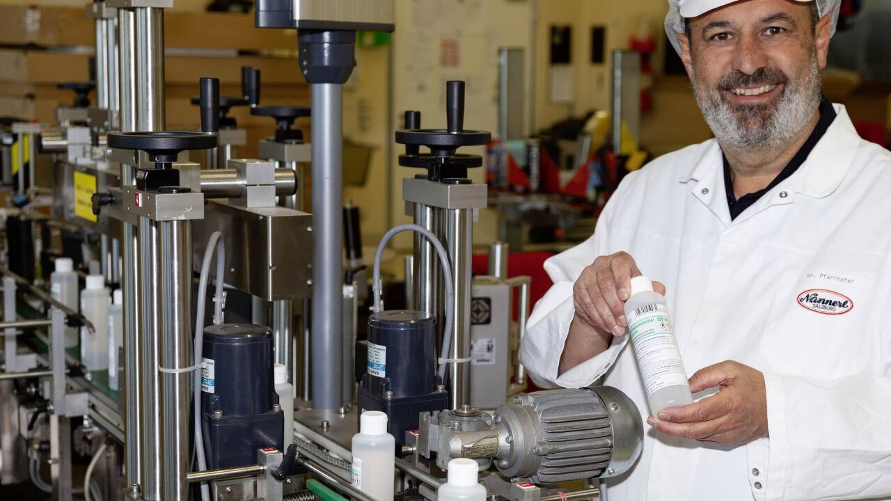 Die Idee hat eingeschlagen: Nannerl-Chef Markus Pfarrhofer ist über das positive Echo auf die Produktion von Desinfektionsmittel mehr als erfreut.  