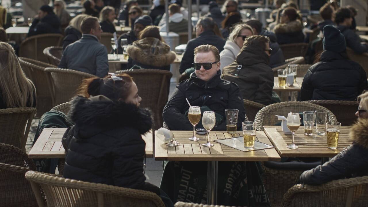 Biergärten sind offen, die Menschen halten Distanz: Szene aus Stockholm vom Wochenende. Biergärten sind offen, die Menschen halten Distanz: Szene aus Stockholm vom Wochenende.