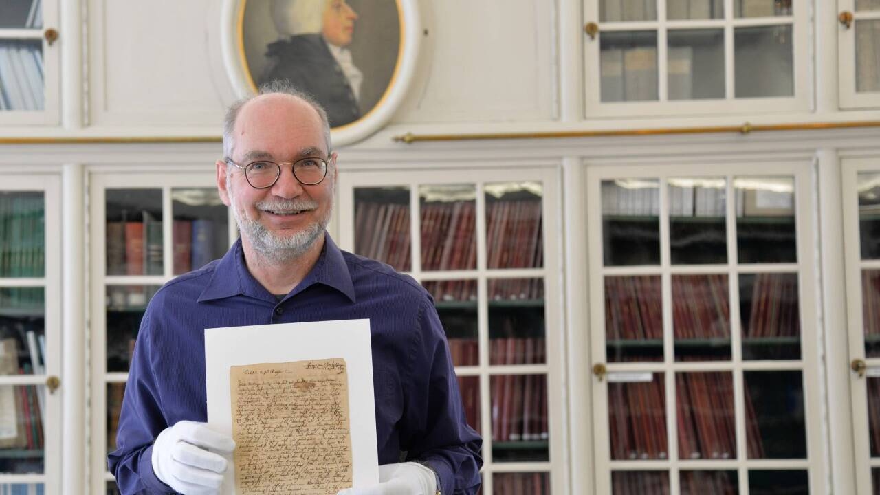 Einen Mozart-Brief mit Seltenheitswert hält Ulrich Leisinger von der Stiftung Mozarteum in Händen. Einen Mozart-Brief mit Seltenheitswert hält Ulrich Leisinger von der Stiftung Mozarteum in Händen.