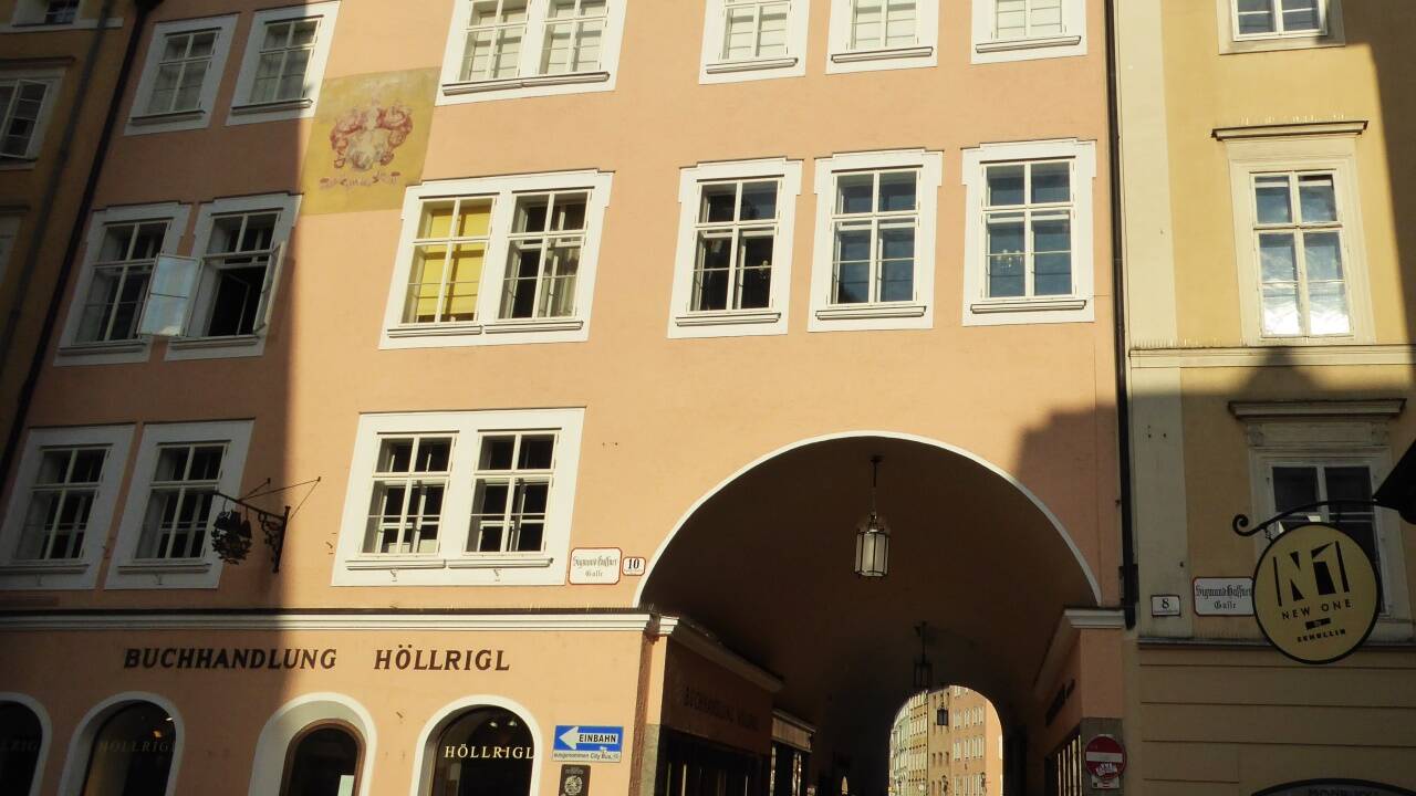 Über dem Ritzerbogen in der Stadt Salzburg leitete Vierthaler das erste Lehrerseminar im deutschsprachigen Raum. Über dem Ritzerbogen in der Stadt Salzburg leitete Vierthaler das erste Lehrerseminar im deutschsprachigen Raum.