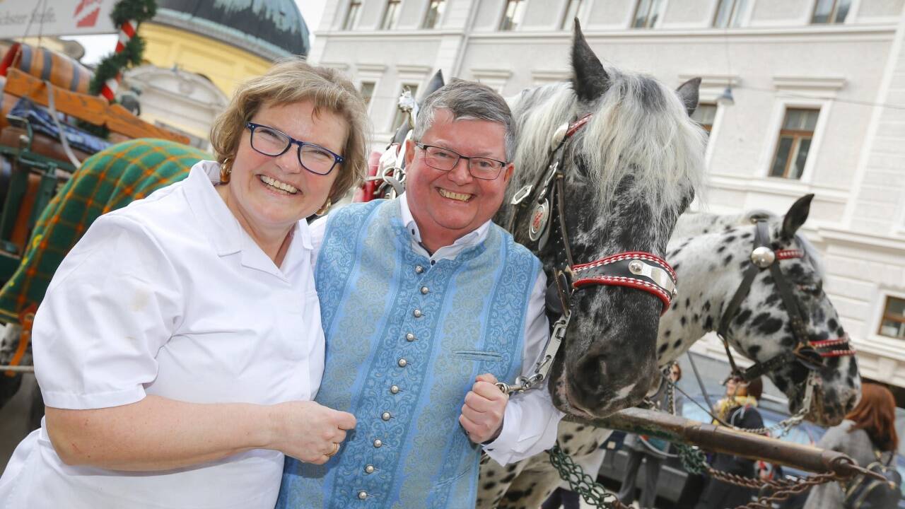 Bestens gelaunt vor dem Gasthaus Hinterbrühl: Peter Bernhofer mit Ehefrau Sylvia bei seiner Geburtstagsfeier zum 60er vor zwei zwei Jahren. Jetzt geht das Paar in Pension. Bestens gelaunt vor dem Gasthaus Hinterbrühl: Peter Bernhofer mit Ehefrau Sylvia bei seiner Geburtstagsfeier zum 60er vor zwei zwei Jahren. Jetzt geht das Paar in Pension.