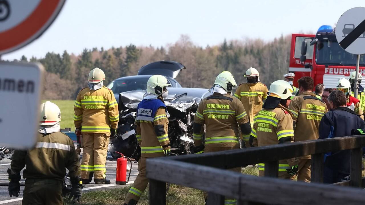 Auf der B1 in Eugendorf kam es am Freitag zu einem tödlichen Verkehrsunfall.  
