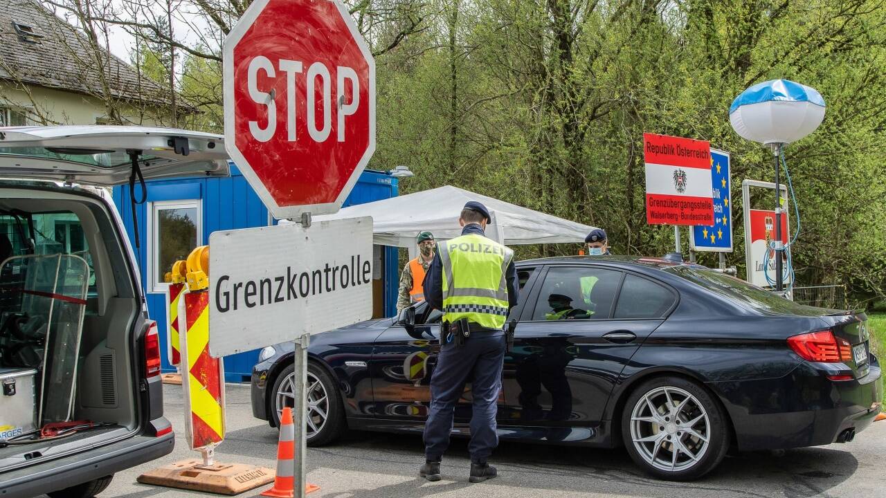 Grenzkontrolle am kleinen deutschen Eck am Walserberg. 