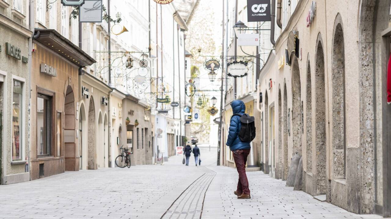 Trotz vieler offener Geschäfte blieb die Salzburger Getreidegasse weitgehend leer. Trotz vieler offener Geschäfte blieb die Salzburger Getreidegasse weitgehend leer.