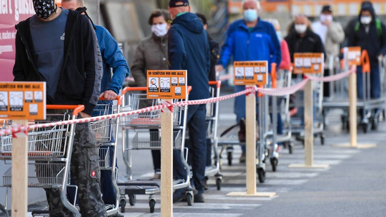 Trotz des großen Andrangs in diesem Baumarkt waren die Menschen diszipliniert. Trotz des großen Andrangs in diesem Baumarkt waren die Menschen diszipliniert.