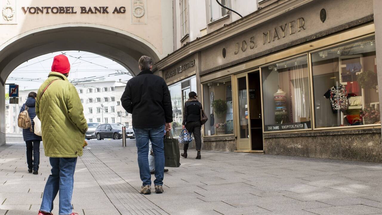 Schlange vor dem Kurzwarengeschäft Knopferlmayer neben dem Salzburger Rathaus. Schlange vor dem Kurzwarengeschäft Knopferlmayer neben dem Salzburger Rathaus.