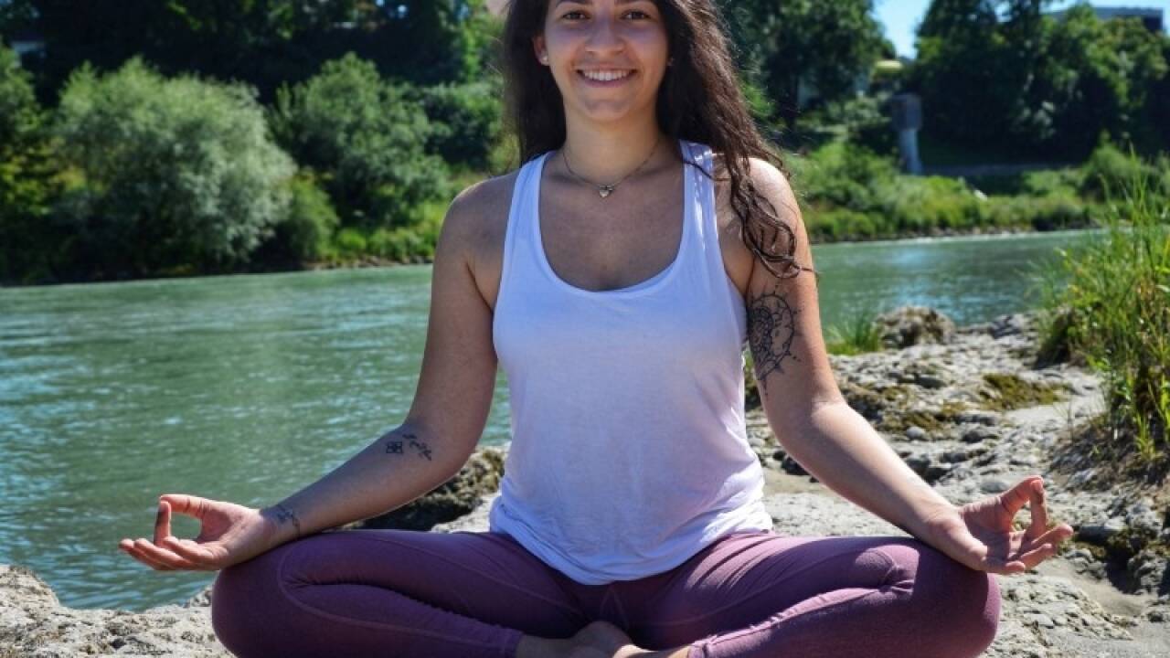 Mit der Yogalehrerin Pari-Sophie Hinde zuhause trainieren. 