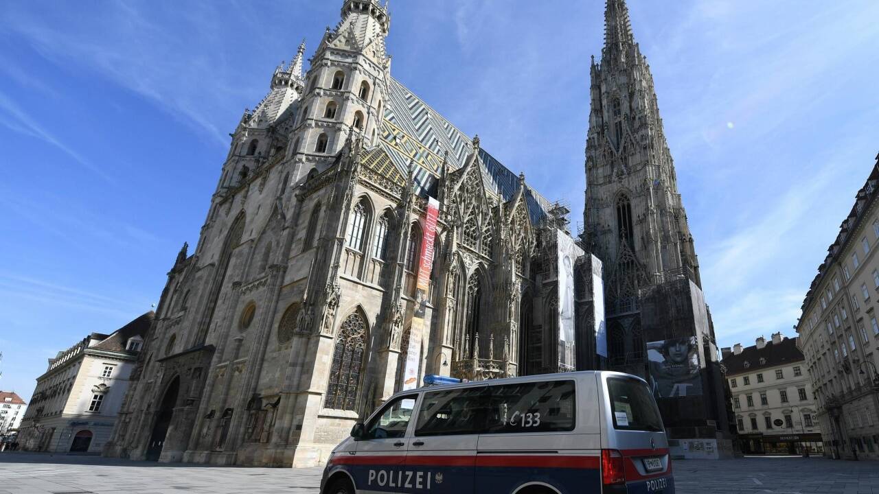 Ausgangsbeschränkung und Polizeikontrolle auf dem Stephansplatz in der Wiener Innenstadt. Ausgangsbeschränkung und Polizeikontrolle auf dem Stephansplatz in der Wiener Innenstadt.