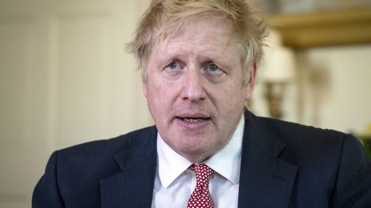 Er britische Premier wird zum Märtyer und Helden. In den täglichen Updates zu seinem Gesundheitszustand hieß es abwechselnd, er sei „guter Dinge“ oder „extrem guter Dinge“.  