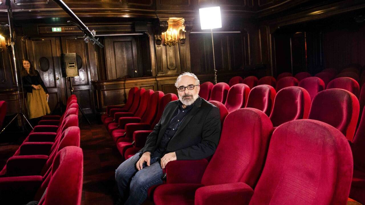 Kabarettist und Theaterchef Michael Niavarani muss derzeit auch vor leeren Stühlen spielen - daher sucht er sein Publikum im Netz.  