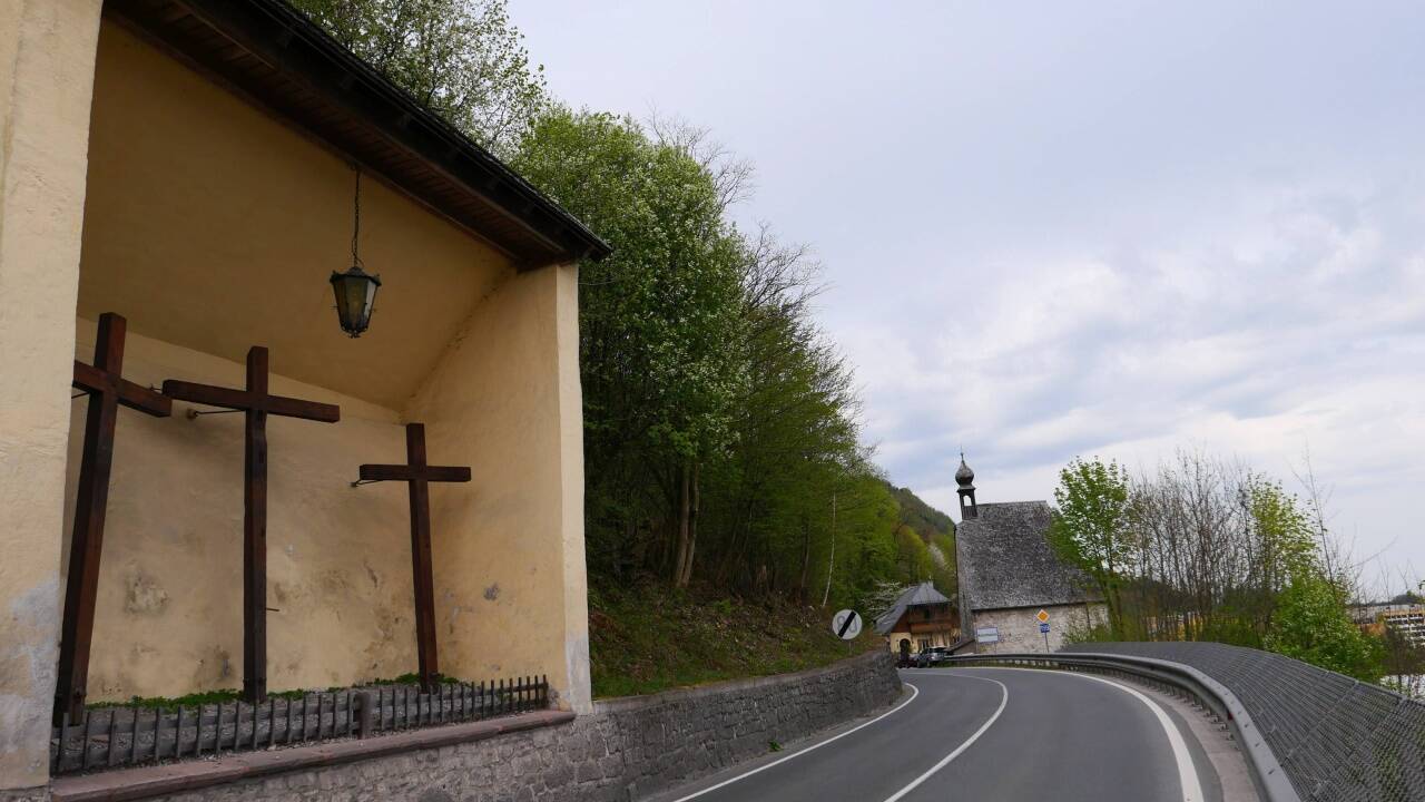 Die Wegkapelle mit den drei Kreuzen an der B 159 in Kaltenhausen, im Hintergrund die Leprosenhauskapelle. Die Wegkapelle mit den drei Kreuzen an der B 159 in Kaltenhausen, im Hintergrund die Leprosenhauskapelle.