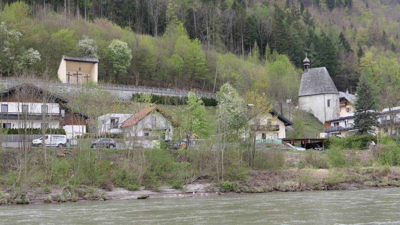 Die Drei Kreuze und die Leprosenhauskapelle prägen seit Jahrhunderten die Stadtansicht von Halllein. Die Drei Kreuze und die Leprosenhauskapelle prägen seit Jahrhunderten die Stadtansicht von Halllein.